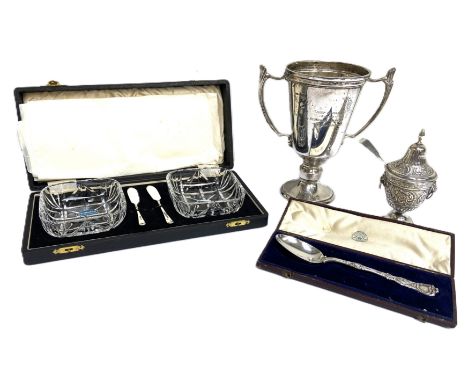 A small group of silver, including a presentation trophy cup, Birmingham 1947, inscribed &lsquo;Town of Kelso Cup for Hunting