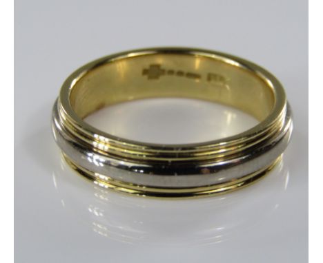 An 18ct yellow gold wedding ring with white gold banded decoration, size K/L, 5.5g