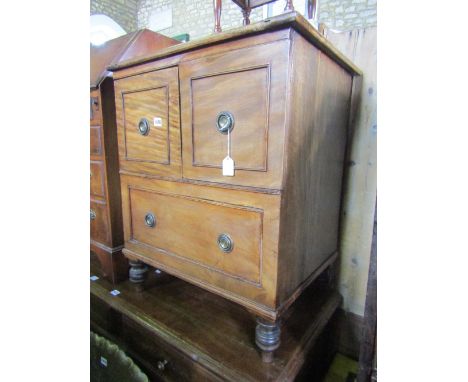 A Georgian oak snap top occasional table of circular form raised on turned vase shaped pillar and swept tripod, 76 cm diamete