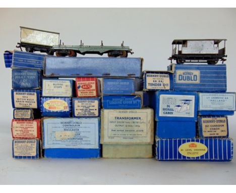 A collection of Hornby Dublo model railway parts mainly boxed, to include DA458 Signal Cabin, ES6 Colour Light, D1 Level Cros