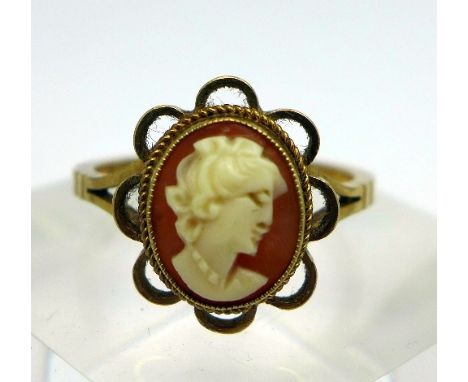 A 9ct gold cameo ring, weight 3g, size N