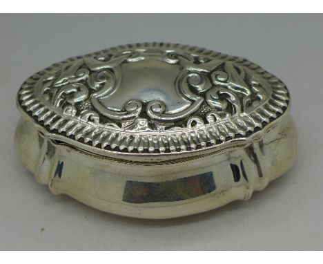 A silver embossed oval snuff box, Birmingham 1900, weight 69g