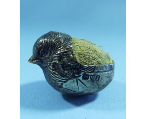 An Edwardian silver pin cushion, in the form of a chick, Sampson Mordan, Chester 1911, 2 cm high