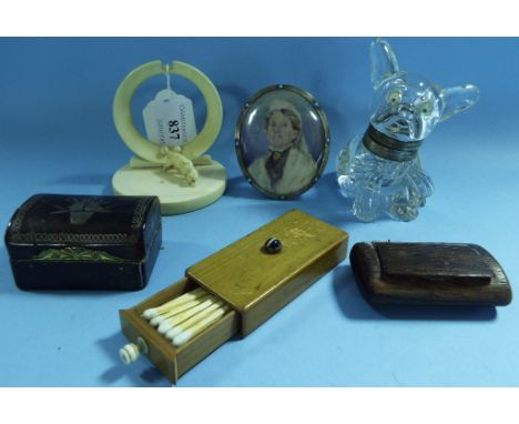A novelty glass inkwell, in the form of a Bonzo style dog, 10 cm high, a silver inlaid tortoiseshell snuff box, 5.5 cm wide, 