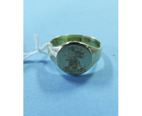 An 18ct yellow gold signet ring, approx. 6.6 g  Condition report Report by NG

Approx. ring size T.

Approx. 6.2 g.

Light su