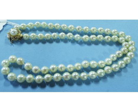 A single strand cultured pearl necklace, with a 14ct gold clasp