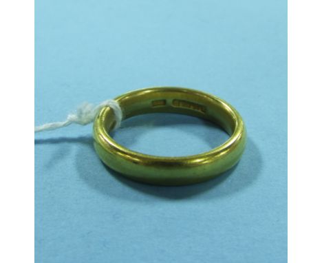 A 22ct gold wedding band, approx. 10.7 g Condition report Report by NG

Approx. ring size S. 

Worn with surface scratches bu