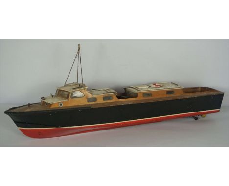 A scale model of a motor boat, cicra 1960, with wooden decks and painted sides