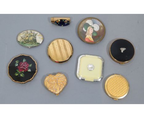 A collection of vintage ladies' compacts, including a black enamel example with fan design (qty.)