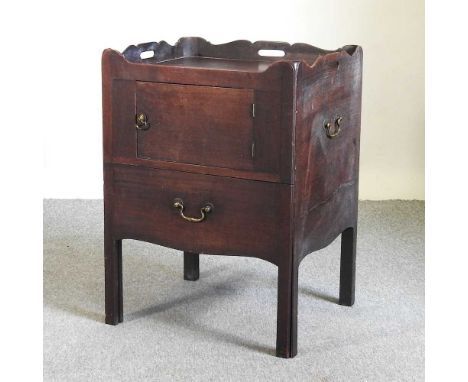 A George III mahogany tray top commode, on square legs57w x 48d x 76h cm