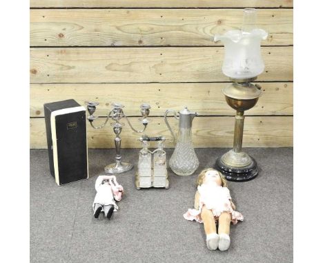 A collection of metalwares, to include a brass oil lamp and shade, 60cm high, a claret jug and dolls