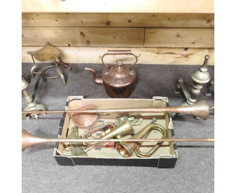 A collection of metalwares, to include two hunting horns, two bugles, a large copper kettle, a mask door knocker, Art Nouveau