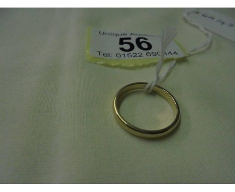 An un-marked wedding ring, size M, 1.9 grams.