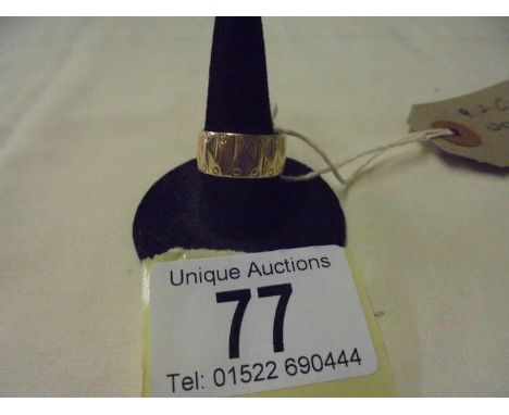 A 9ct gold wedding ring, size M, 4.7 grams.