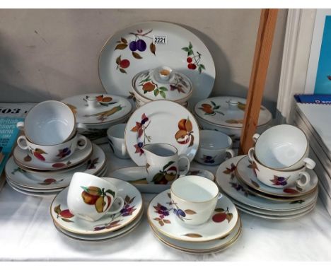 In excess of thirty pieces of Royal Worcester dinner ware, COLLECT ONLY