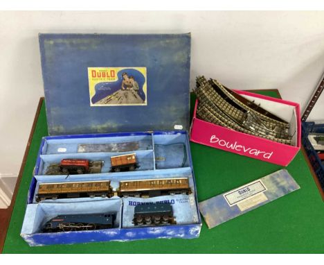 A Hornby Dublo EDP1 Passenger Train Set comprising of Class A4 4-6-2 Locomotive and Tender 'Sir Nigel Gresley', R/No. 7, LNER