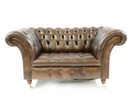 A Chesterfield type leather two seat settee, button back and on turned legs, 162cm wide, 93cm deep, 85cm high