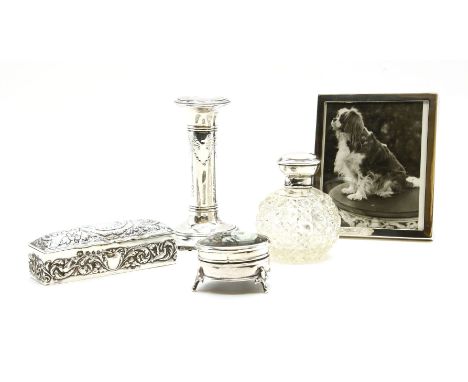 A collection of silver items, to include an embossed trinket box with flower head detail, Birmingham 1922, together with a ca