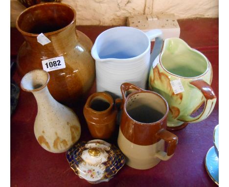 A quantity of ceramic items including Wedgwood bone china lidded trinket box, studio pottery items, etc.