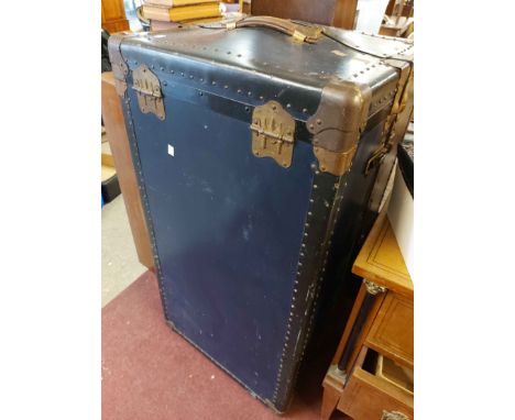 An early 20th Century steamer wardrobe trunk with drawer fitted interior and clothes rail - bearing maker's plaque for Teobal