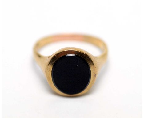 A 9ct yellow gold and onyx signet ring, with blank oval plaque, ring size Y, 5.5g gross. 