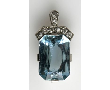 AQUAMARIN-ANHÄNGER  rechteckiger, geschliffener Aquamarin mit aufgesetztem Diamandband an der Aufhängung, Platin 950, sign."C