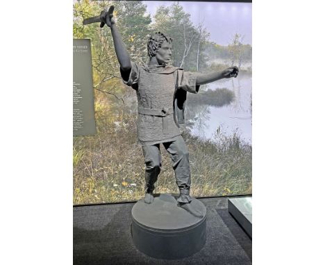 SCHWERTWERFER  stehend, im Ausfallschritt, den rechten Arm mit dem Schwert erhoben, zum Wurf ausholend, den linken Arm vor si