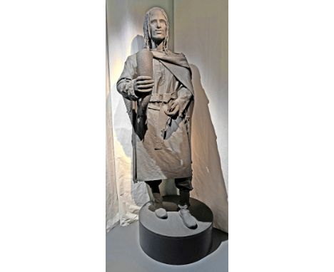 KELTENFÜRST  stehend, in der Rechten ein Horn vor sich haltend, granitfarbene Oberfläche mit Gesteinscharakter, Unikat in Han
