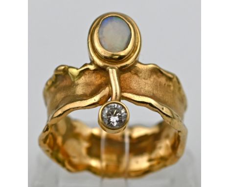 BANDRING  Band mit geschwungenen, profilierten Rändern, besetzt mit ovalem Opal und Brillant, Gelbgold 14ct, Handarbeit, Gold