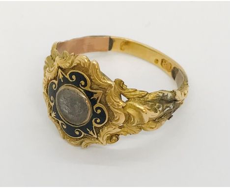 An 18ct gold Georgian mourning ring with enamelled detailing, repaired