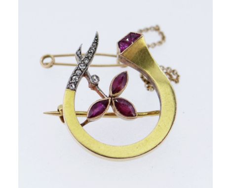 YELLOW METAL DIAMOND &amp; RUBY NATURALISTIC BAR BROOCH, 5.1gms