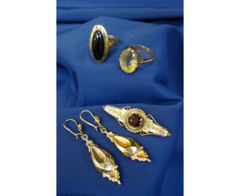 ASSORTED GOLD JEWELLERY comprising pair of 9ct gold earrings, 18ct gold citrine ring, 9ct bar brooch set with gem stone possi