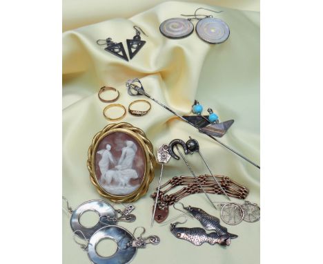 SMALL GROUP OF COLLECTABLE JEWELLERY including gilt metal mounted oval cameo brooch, silver Pearce &amp; Thompson hat pin, 9c