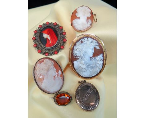 ASSORTED JEWELLERY comprising two 9ct gold set carved cameo shell brooches, silver set carved cameo shell brooch, openwork wh