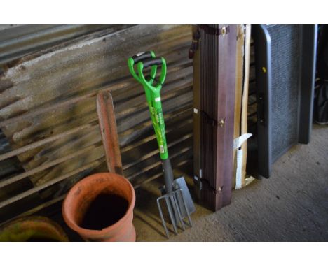 A digging fork and spade (2)