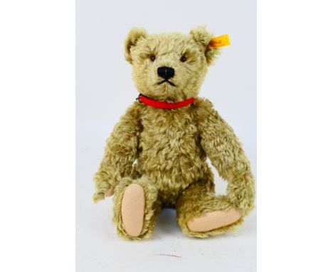 Steiff - A golden brown mohair jointed teddy bear with working growler by Steiff. The bear with glass brown eyes, vertically 