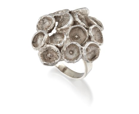 ATELJÉ STIGBERT - A MODERNIST SILVER DRESS RING, cast as bird's nest fungus, to a plain shank, signed 'Stigbert' and 'Sweden'