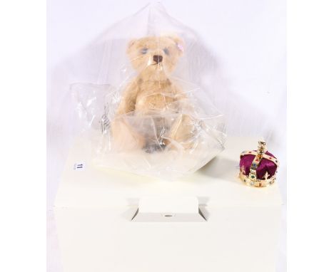 Steiff Mohair teddy bear Queen Elizabeth II coronation bear from the Danbury Mint number 648 of 1953 with coat of arms in iss