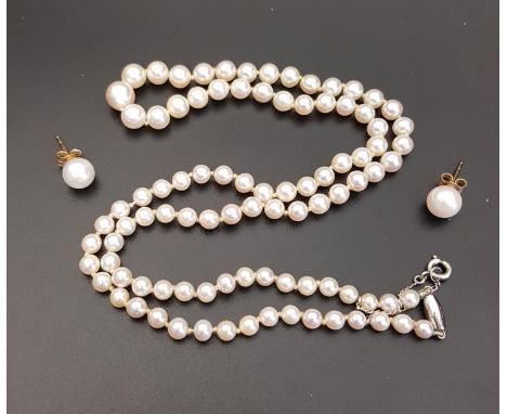 GRADUARED PEARL NECKLACEwith individually knotted pearls, nine carat white gold barrel shaped clasp and safety chain, approxi