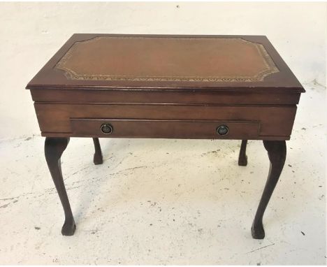 MAHOGANY TABLE CANTEENwith an inset lift up lid revealing a silver plated Kings pattern twelve place setting, comprising fish