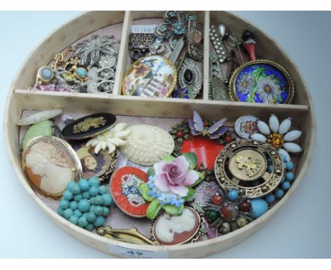 A tray of costume jewellery brooches including signed Limoge, marcasite, cameo, ceramic etc