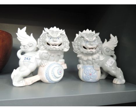 A pair of ceramic dogs of Fo
