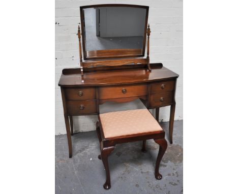 Dressing table, dressing table mirror and a stool, (3).