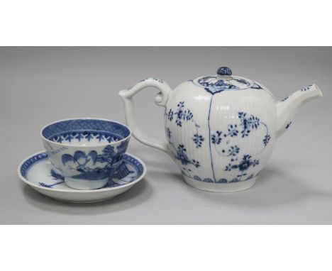 An Onion patterned teapot and a Chinese export tea bowl