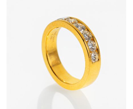 DIAMOND-RING. Germany, ca. 2010. 750/- yellow gold, total weight: 6.5g. EU-RM: 55. 7 brilliants in total ca. 1.1ct G/ SI-P1.E