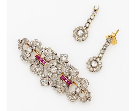 DIAMOND-GEMSTONE-SET: BROOCH AND EARSTUDS. Germany, ca. 1930. 585/-, 750/- yellow gold/white gold-plated interior, total weig