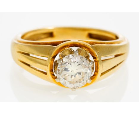 SOLITAIRE-RING. Germany, ca. 1970. 585/- yellow gold, total weight: 5.5g. EU-RM: 57.5. 1 brilliant ca. 1.0ct M-O/ P1.Explanat