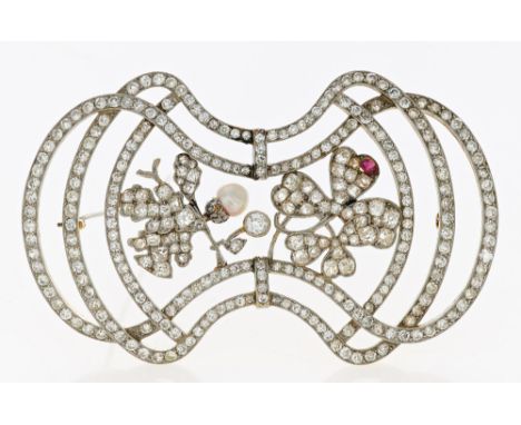 DIAMOND-PEARL-BROOCH. Germany, ca. 1900. 750/- yellow gold, white plated, total weight: 25.0g. L x W=ca. 7.5 x 4.8cm. Ca. 304