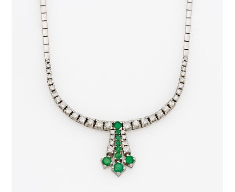 EMERALD-DIAMOND-COLLIER. Germany, 1970/80. 585/- white gold, total weight: 28.0g. L.ca. 43.0cm. 37 brilliants in total ca. 3.