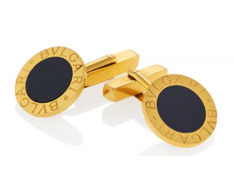 BULGARIOnyx-Cufflinks. Italy, ca. 1990. 750/- yellow gold, 2 onyx-discs, total weight: 14.5g. Post depth ca. 1.5cm. Explanati